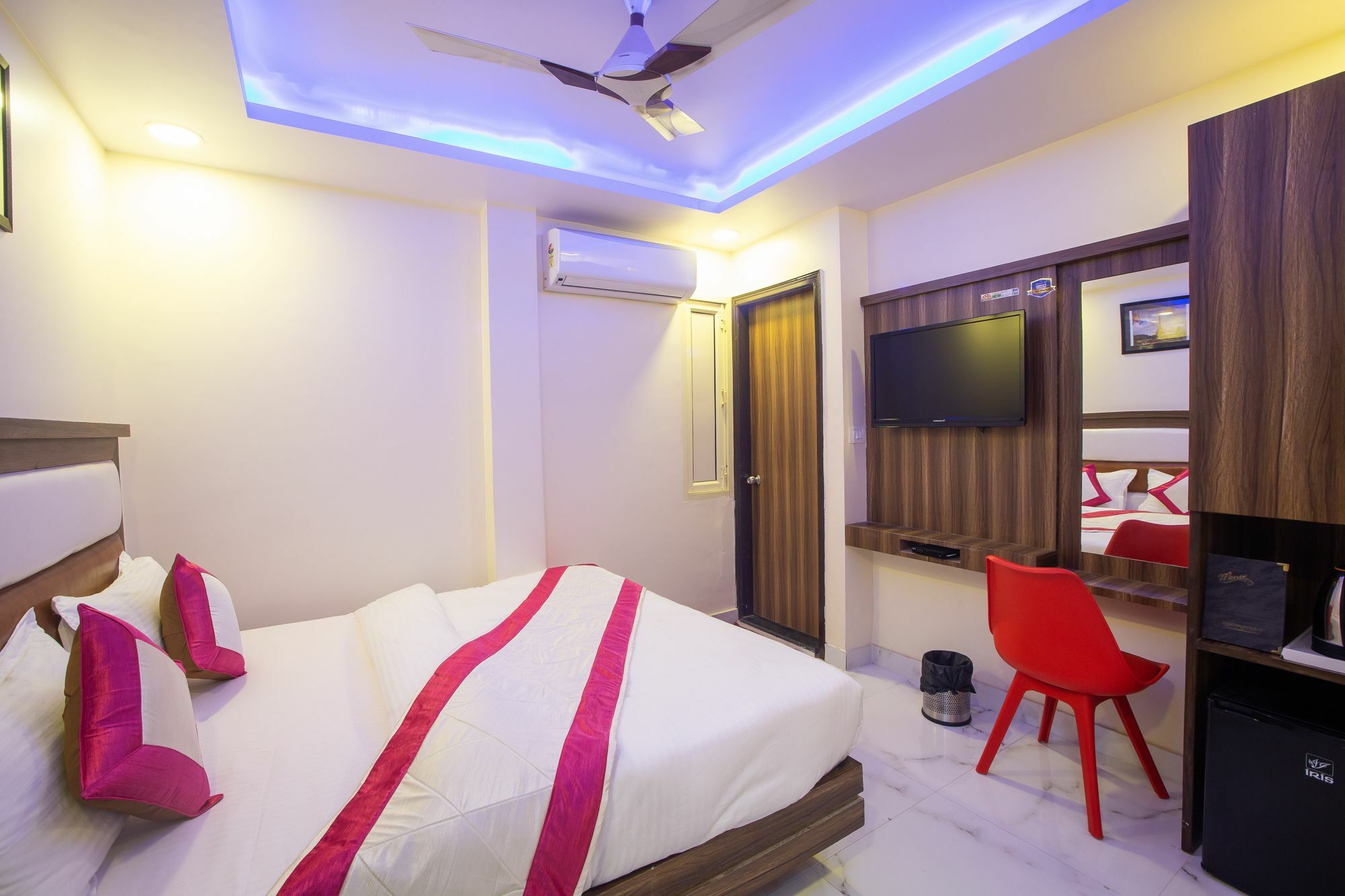 Hotel Sarthak Palace - By Pooja Hospitality Нью-Дели Экстерьер фото