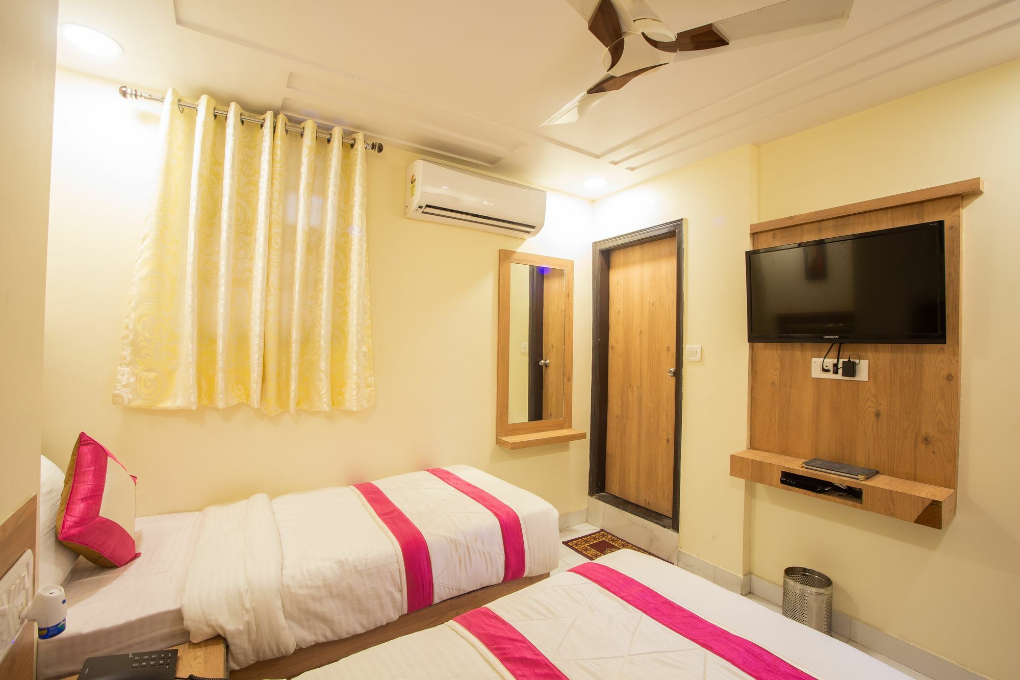 Hotel Sarthak Palace - By Pooja Hospitality Нью-Дели Экстерьер фото