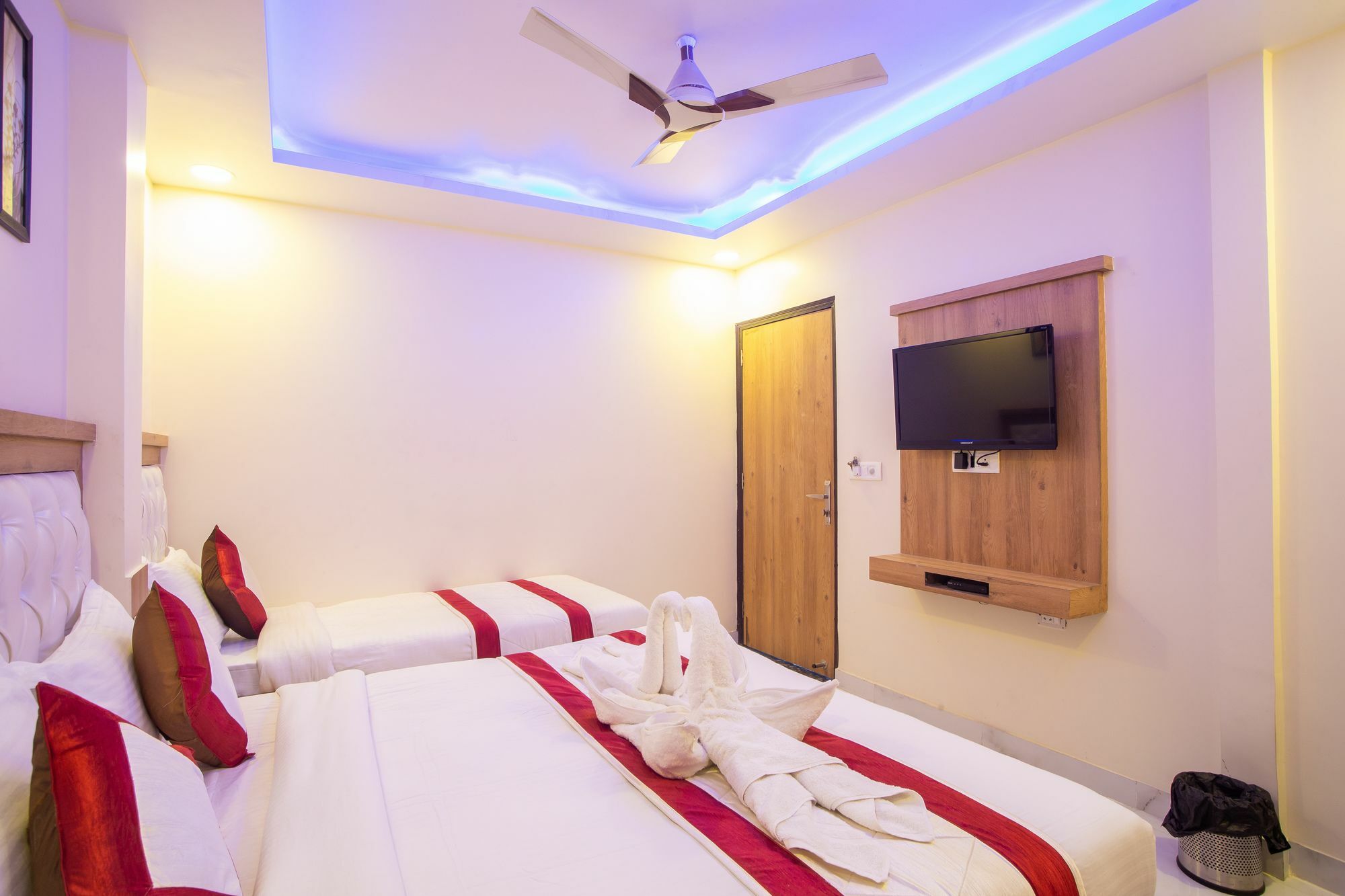Hotel Sarthak Palace - By Pooja Hospitality Нью-Дели Экстерьер фото