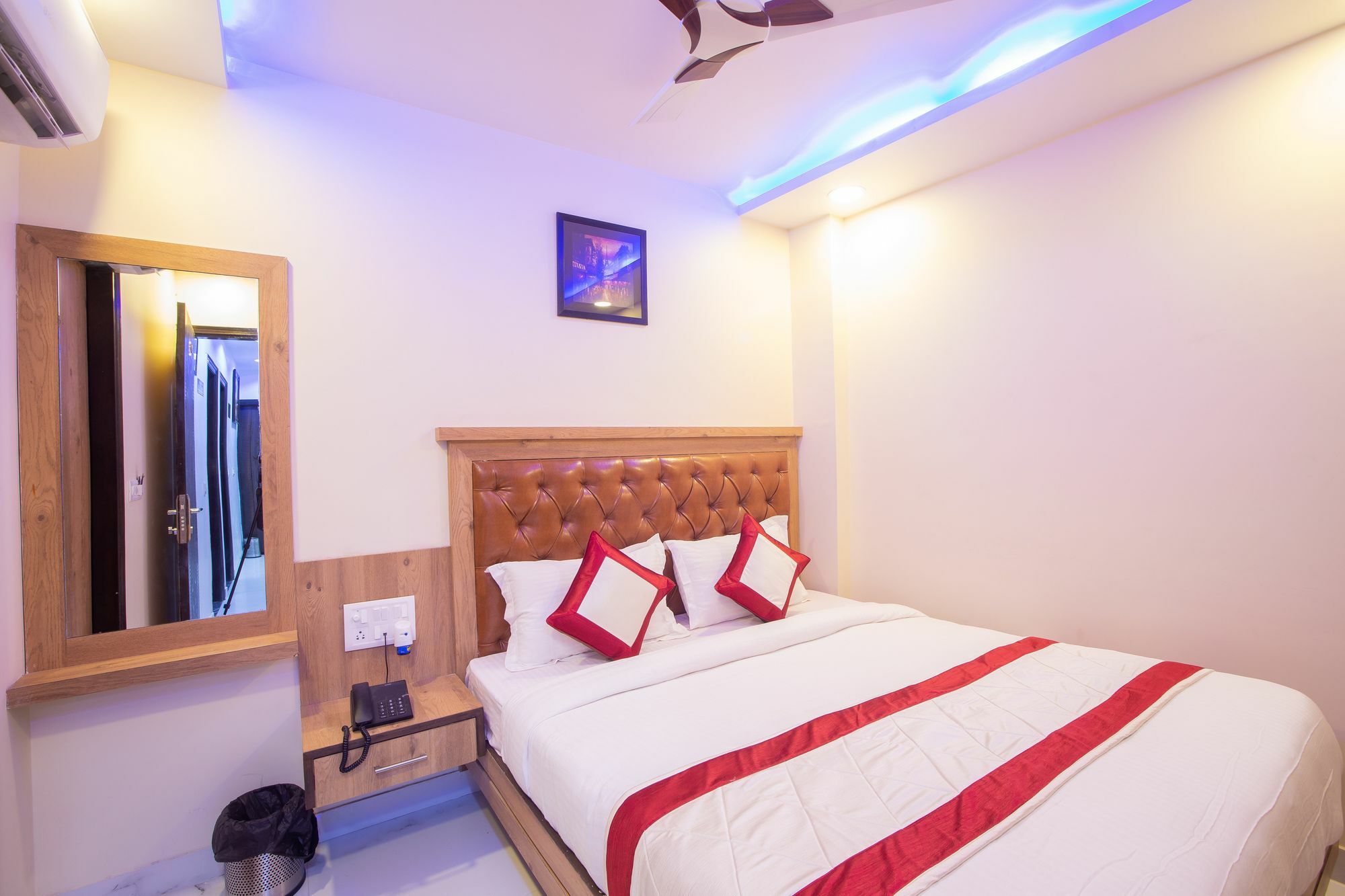 Hotel Sarthak Palace - By Pooja Hospitality Нью-Дели Экстерьер фото