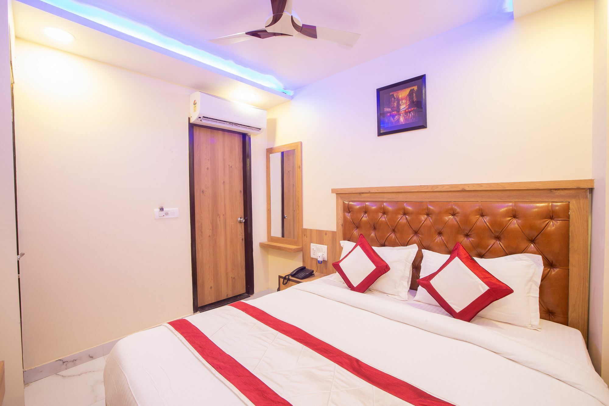 Hotel Sarthak Palace - By Pooja Hospitality Нью-Дели Экстерьер фото