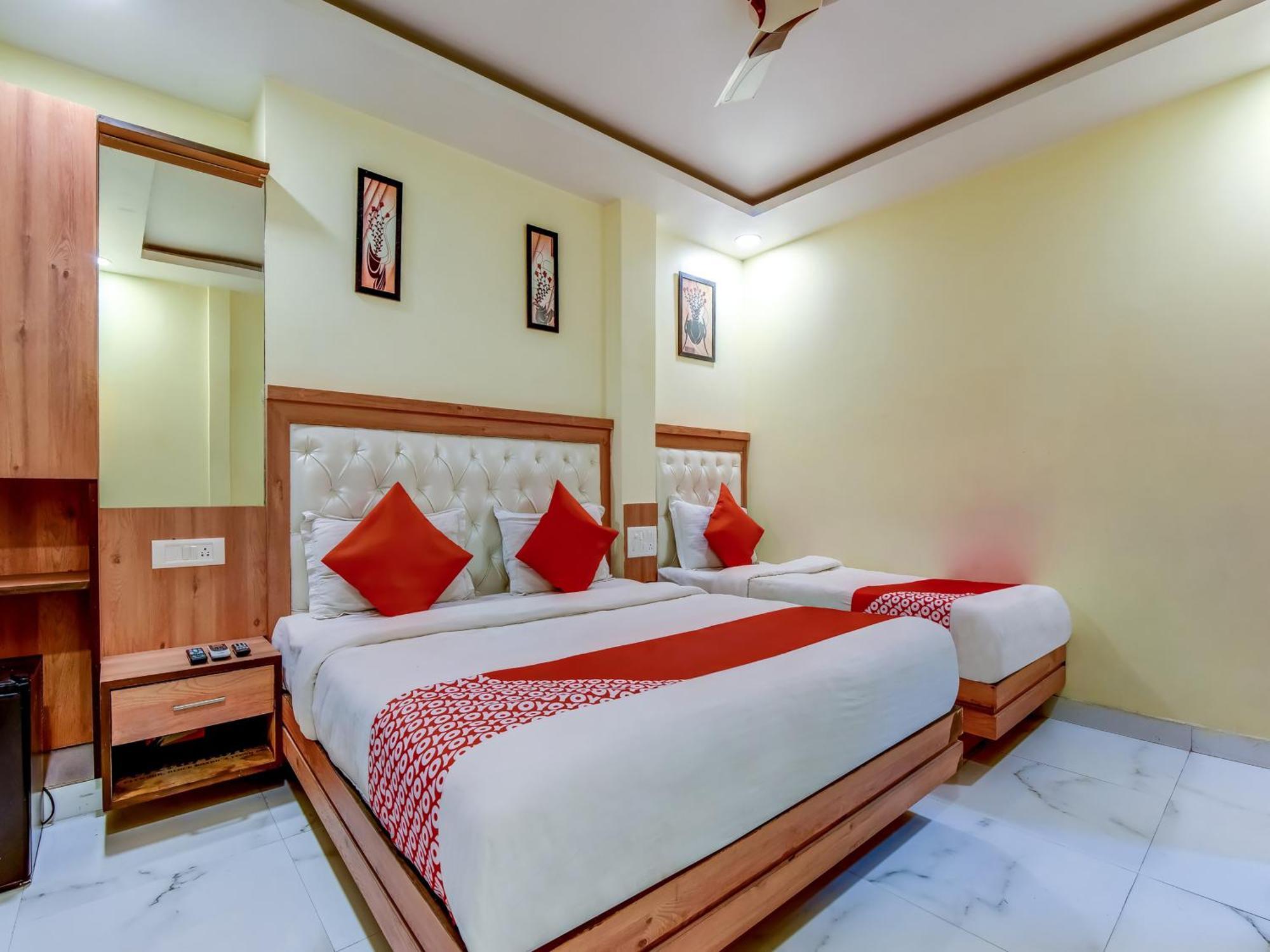 Hotel Sarthak Palace - By Pooja Hospitality Нью-Дели Экстерьер фото